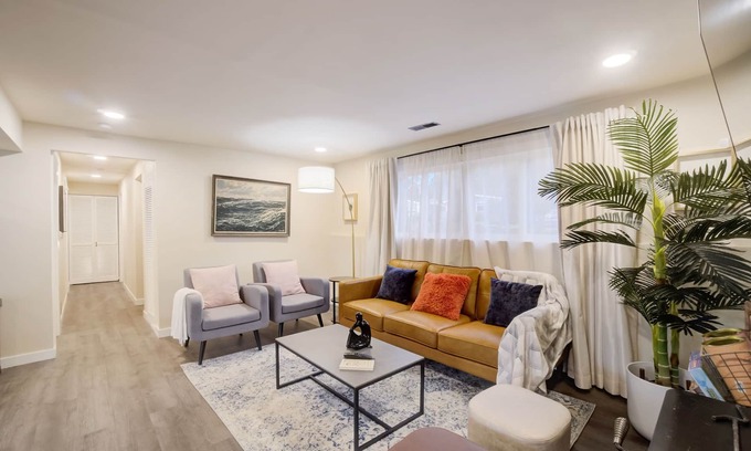 Northeast Bellevue Casa | NEW Luxe 2 Kings w firepit, yard, patio & pong Seattle East mins to DT Bellevue
