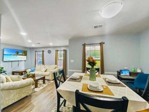 Evans Casa | NEW! Luxe Cottage with Big Backyard 10 Mi to Augusta