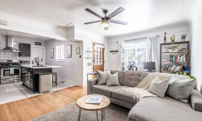 West Highland Casa | New-Luxe West Highland Haven, fully stocked, great location + free parking spot
