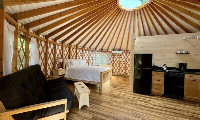 Bar Harbor Alquiler De RV | New luxurious 24’ yurt located in Bar Harbor, Maine with access to Northeast Creek