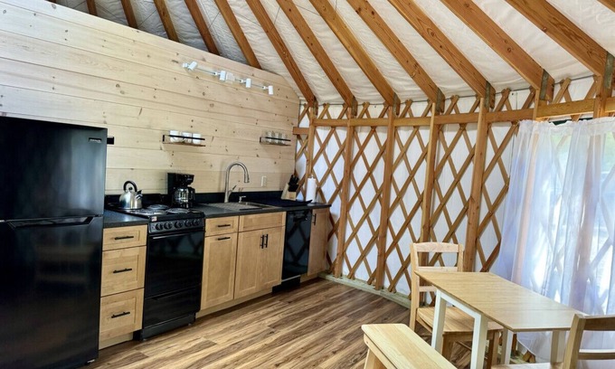 Bar Harbor Alquiler De RV | New luxurious 24’ yurt located in Bar Harbor, Maine with access to Northeast Creek