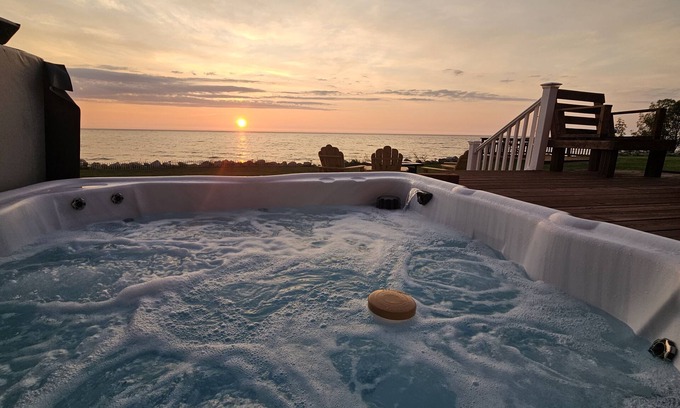 Mears Casa | New! Luxurious 5-bedroom home on Lake Michigan w/hot tub and lake access—Mears
