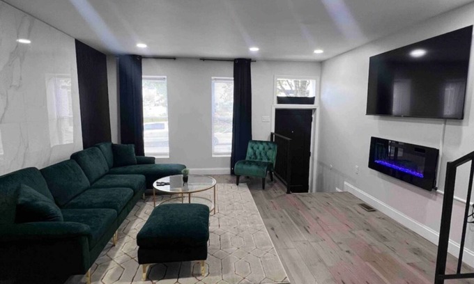 Downtown Baltimore Casa | New Luxurious Home! 6 minutes from Harbor Skyline View