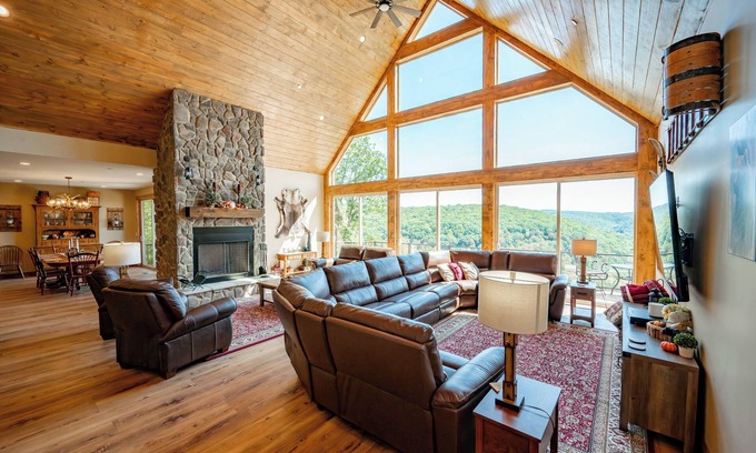 Friendsville Casa | New! Luxurious Mountain Getaway w/Hot Tub