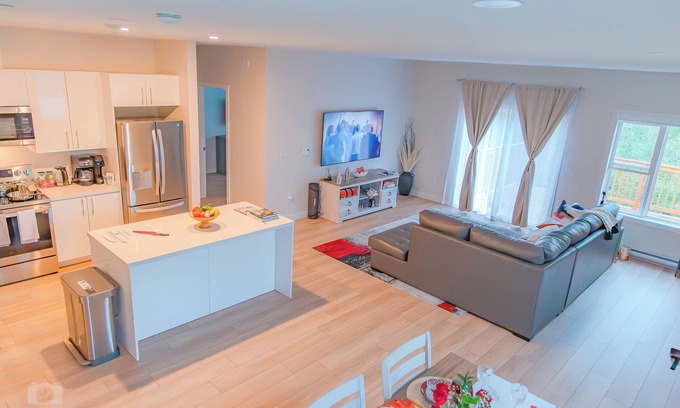 Elmsdale Casa | New luxurious suite near Halifax Airport.- Starz at Night