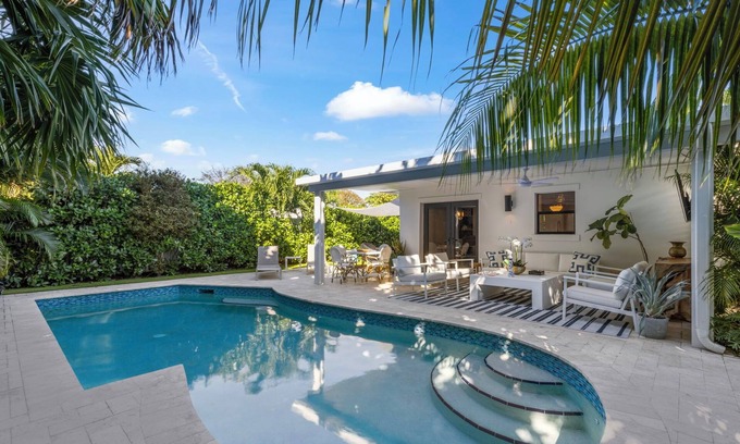 Southside Casa | New! Luxurious Villa with Pool in West Palm Beach. 5 min from the Beach!