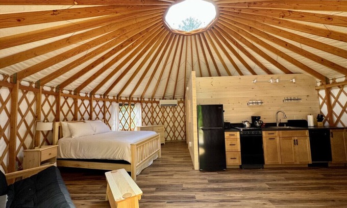 Bar Harbor Alquiler De RV | New luxurious yurt located in Bar Harbor, Maine with access to Northeast Creek