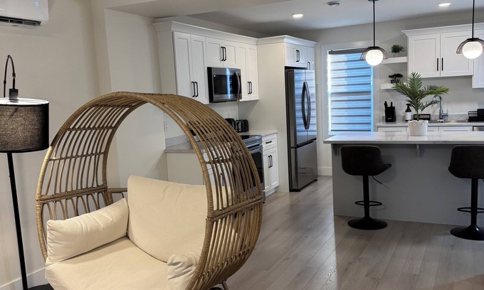 Terra Nova Casa | New Luxury 4-Bedroom Getaway in St. John's| Free Parking| Private Patio