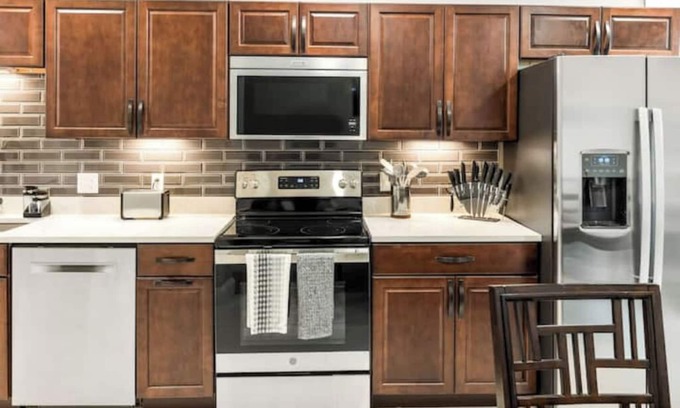 Bloomington Apartamento | New! Luxury Apartment! Centrally Located!