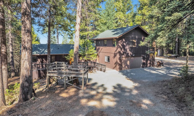 Croft Cabina | NEW! Luxury Cabin W/Deck, views & Playground! Pool, Slots, Fun, Snow !