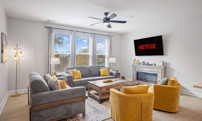 Wake Forest Condominio | New Luxury Condo w/ Rooftop Terrace, EV Charger, Walk to Downtown Wake Forest!