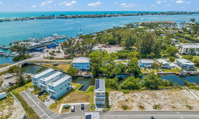 Cortez Casa | Luxury eco-friendly home, Boat Slip, Tesla Charger -Salt and Sand at Hunter's Po