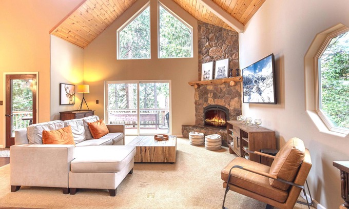 Arnold Casa | New! Luxury home in Arnold: Views, Hot Tub, + Pets OK