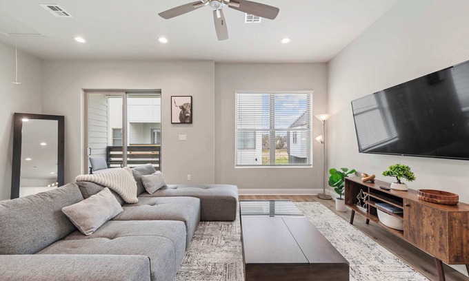 Youngsville Casa | New Luxury Home King Bed Garage