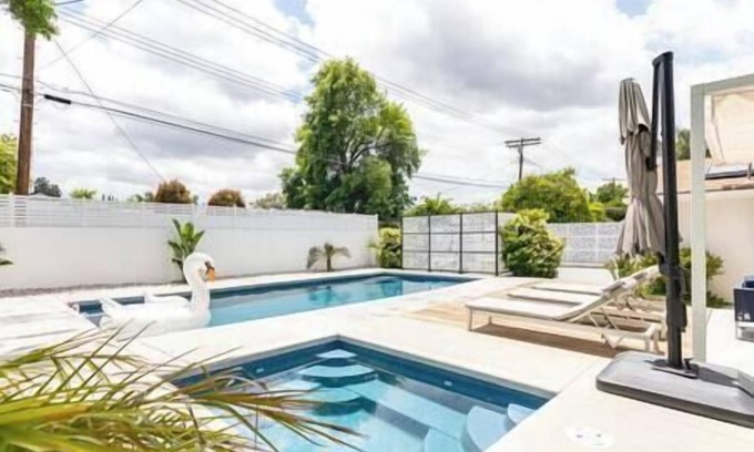 Los Angeles County Casa | New luxury house. Pool, spa, sauna. EV. Pets