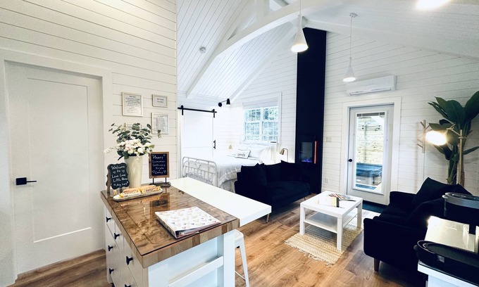 South River Casa | New luxury house w/hot tub private setting walk to ocean