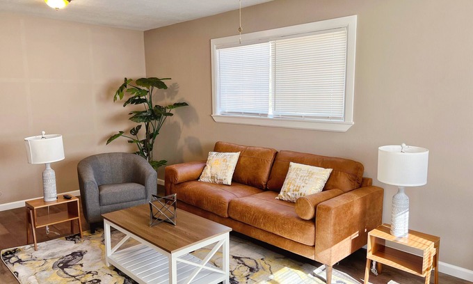 Orange Casa | New Luxury I King Bed I 4br & 2ba Whole House in Central Orange