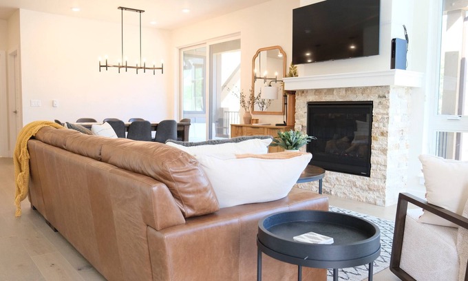 Lakeside Village Condominio | NEW! Luxury Keystone Condo with Mountain Views