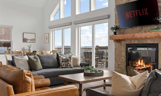 Kimberling City Cabina | NEW! Luxury Lakeview Cabin: Lazy River, Theater, Game Rm, Sleeps 20+, Hot Tub