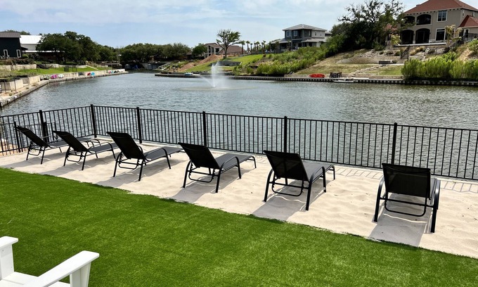 Kingsland Casa | NEW Luxury Lakefront Resort with 4 King Suites - Private Pool & Spa - Quiet Cove