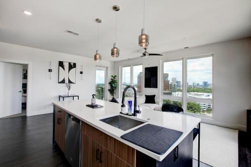 Home Park Apartamento | NEW Luxury Midtown Views , Sleeps 7, Free Parking