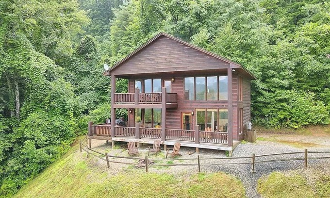 Bryson City Cabina | NEW! LUXURY MOUNTAIN CABIN, VIEWS, HOT TUB, FIRE PIT