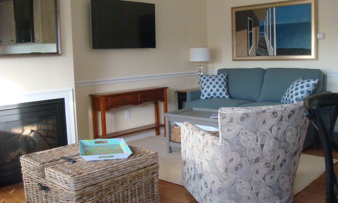 Kennebunk Condominio | NUEVO LUJO DE UN DORMITORIO CONDO, 4 plazas; CON balcón privado y vistas AGUA
