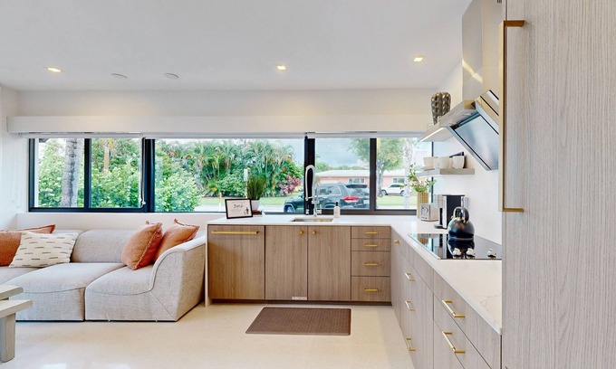 North Corals Apartamento | New! Luxury, Private, Modern w/Patio 1 Mi to Beach