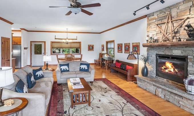 Whittier Condominio | Nuevo condominio Smoky Mountain Country Club de lujo ($ 99 / día de la semana hasta el 30 de junio)