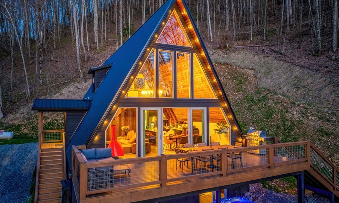 Maggie Valley Casa | New! Luxury Sunset Mountain Views! HotTub, GameRm & Theatre -Maggie Valley-Sylva