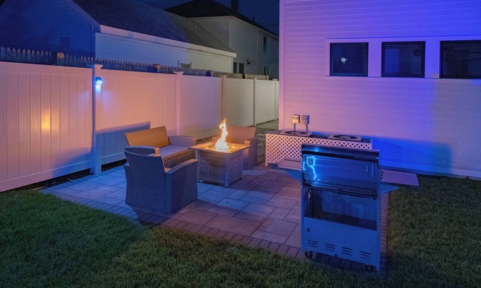Newton Casa | New Luxury townhouse. 6 miles to Boston, 4 bedrooms/4 baths, private yard/patio