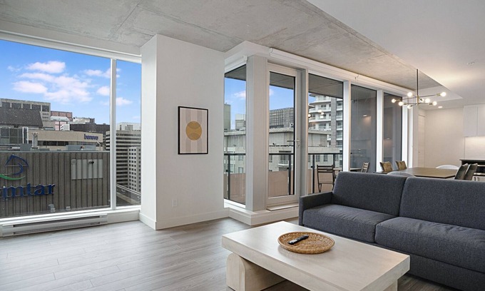 Quartier des Spectacles Apartamento | New Luxury Unit in Heart of MTL 902 | Metro access