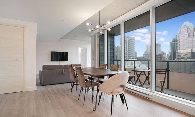 Quartier des Spectacles Apartamento | New Luxury Unit in Heart of MTL 802 | Metro access