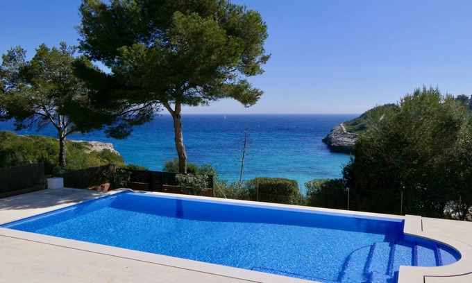 Cala Mandia Villa | Edificio nuevo,primero línea de mar y playa, una gran piscina con una bañera de hidromasaje para 8 personas