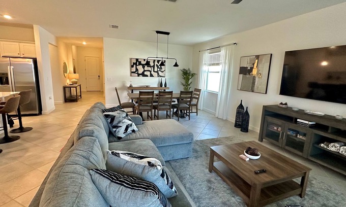 Lehigh Acres Casa | New Luxury Villa Home on Championship Golf Course. High speed WiFi AC