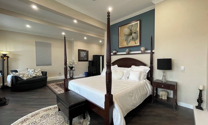 Gananoque Apartamento | NEW- LUXURY WATERFRONT WALKOUT, Steps to downtown Gananoque & 1000 Island ferry