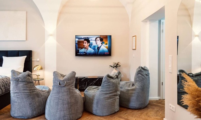 Innenstadt Apartamento | NEW LUXUS Suite | TWO Kingbeds | Center | Netflix