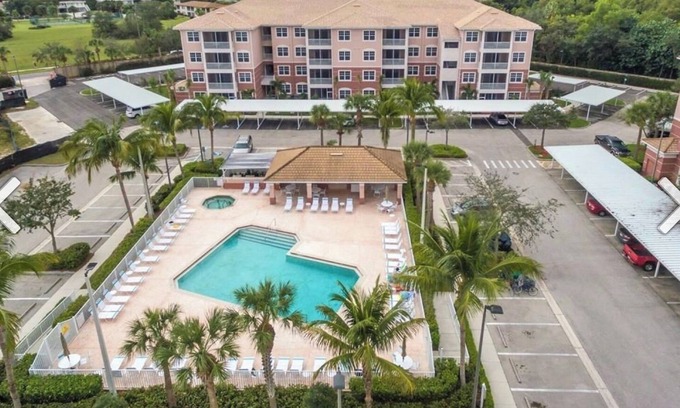 Iona Condominio | NEW Majestic Palms Condo 2/2 Penthouse, 4 miles to FMBeach, Heated Pool, Hot tub