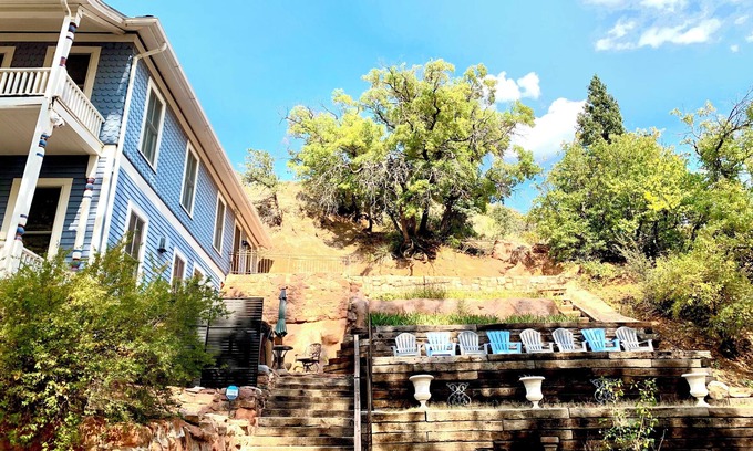 Manitou Springs Casa | NEW! @ Manitou Incline~ Pikes Peak Cog Railway~ Barr Trail~ New Therapy Hot Tub!