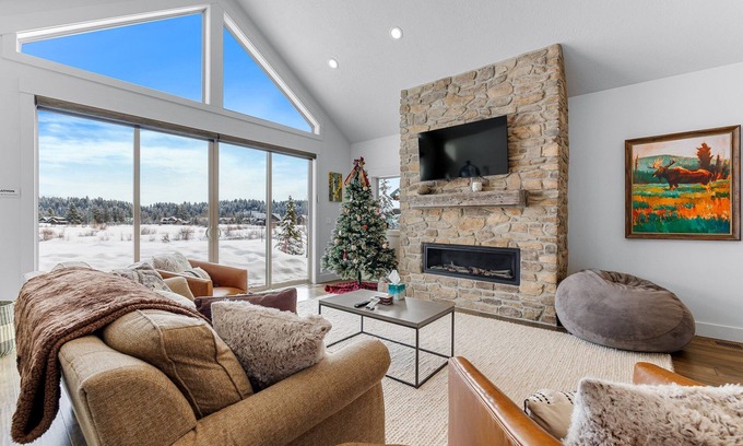 McCall Casa | New - Meadowbright VIsta - Large driveway - Clubhouse with pool & hot tub - River - Luxury