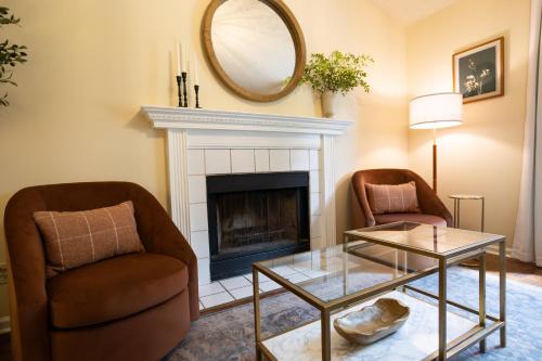 Whitemarsh Island Casa | New Meets Nostalgic - Adorable Cottage Sleeps 8