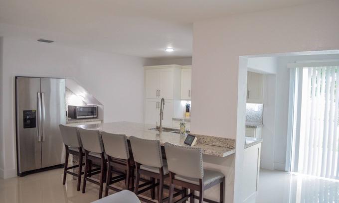 Cutler Bay Casa | New Miami Townhouse on Lake for Families FU 3 Bed, 2 Bathroom, 5 Persons.