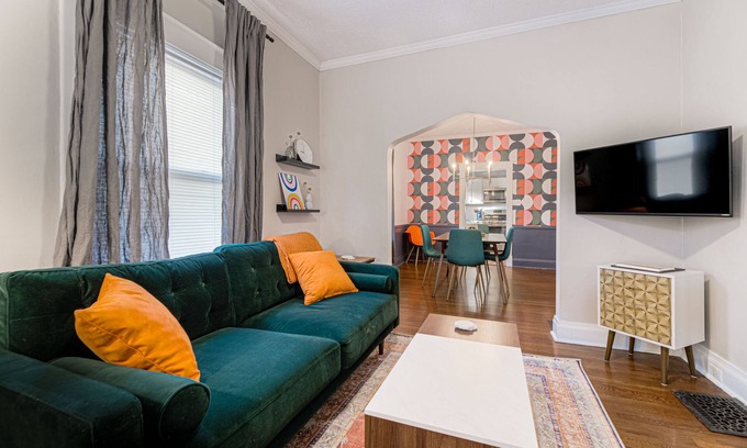 West Plaza Casa | *NEW* Mid-Century Modern Bungalow! Ideal Location -3Bed/2BR