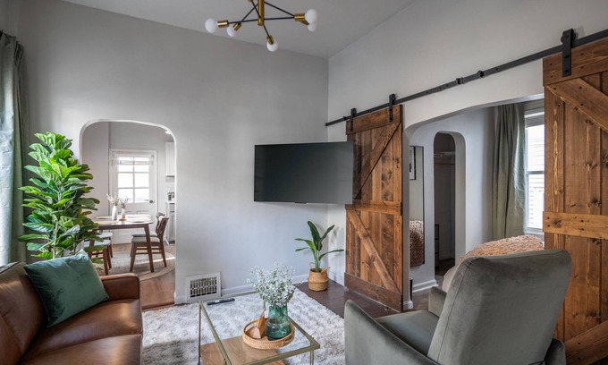 University Circle Apartamento | NEW! Mid-Century Modern Retreat in Little Italy near CWRU and Cleveland Clinic