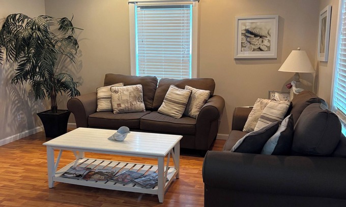 Paducah Casa | NEW! Midtown Bliss- 2 bed house with WiFi, within 5 minutes of Downtown Paducah
