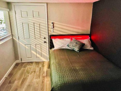 Gardendale Apartamento | New Midtown Studio with Full Kitchen (Unit C)