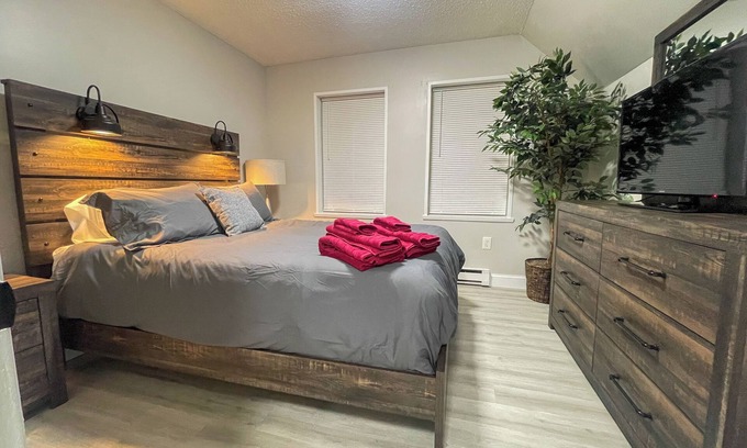 West Lebanon Apartamento | NEW - Mins To DHMC/ Hanover - Full Kitchen - Pet Friendly -Queen Size Bed