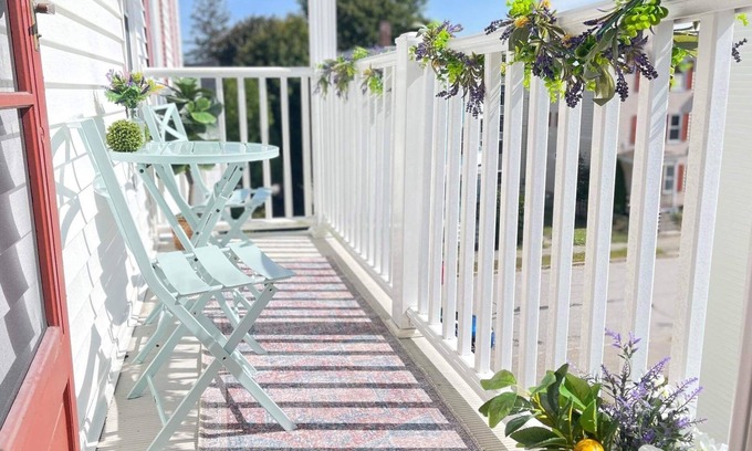 Rimmon Heights Apartamento | NEW - Mins to Manchester/ Concord - Private Porch - Walk to Downtown - Garage -