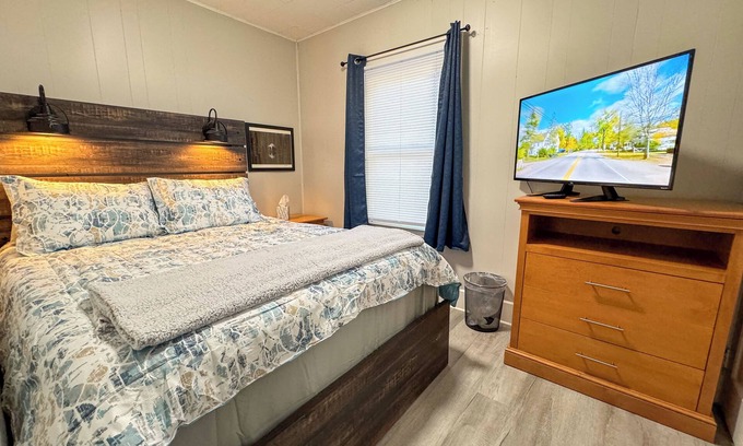 Hudson Apartamento | NEW - Mins to Nashua NH and Lowell MA - Queen Size Beds - W/D - Pet Friendly