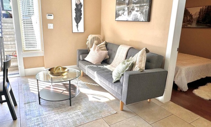 East Side Apartamento | New Modern 1 BD Suite, Close to DT